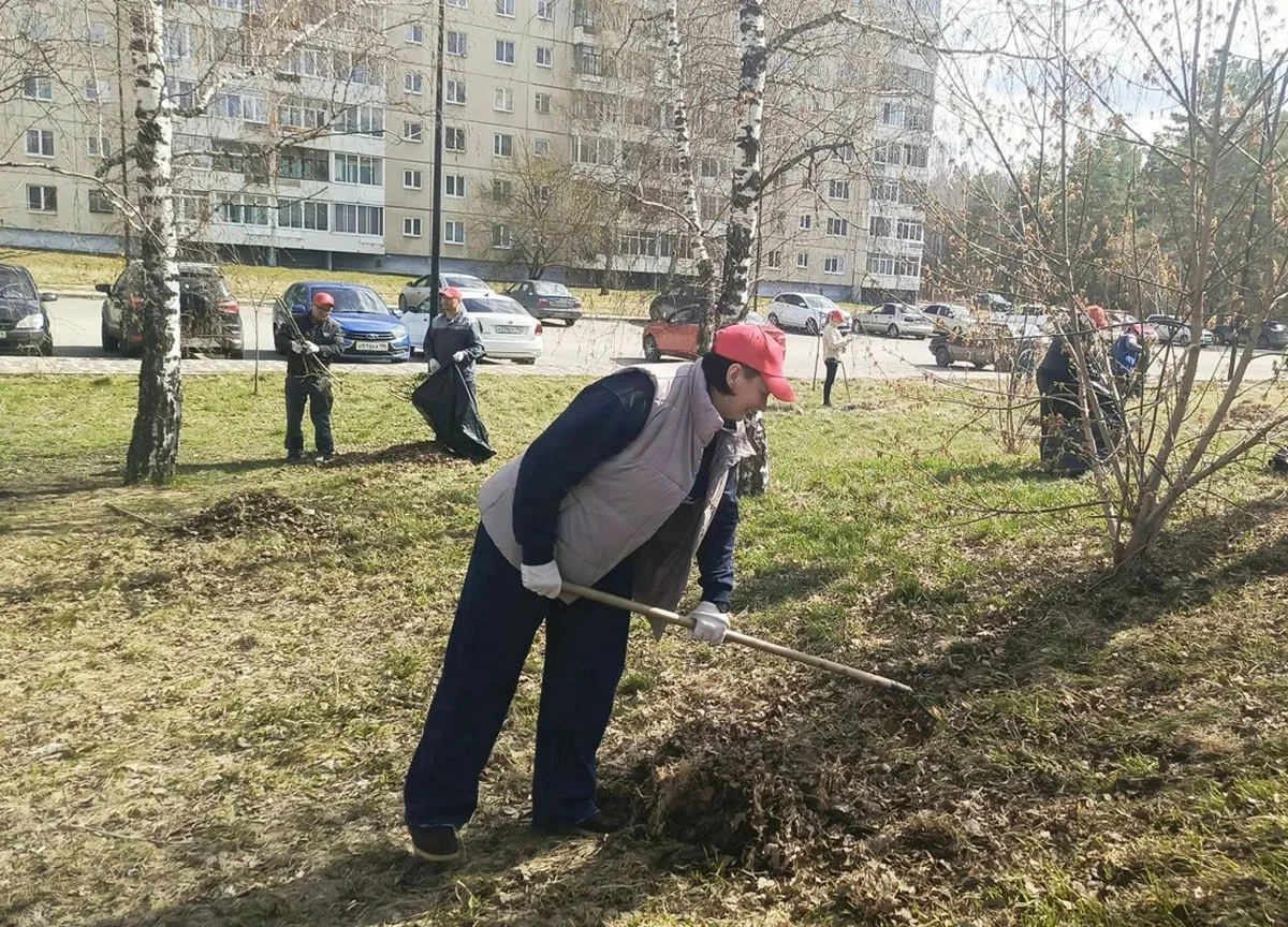 В Каменске-Уральском сотрудники КУЗОЦМ провели субботник у ДК «Современник»